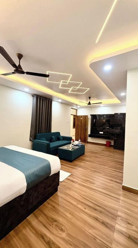 Super Suit Room | Free WiFi