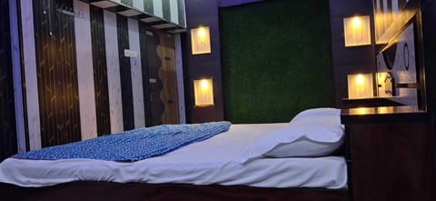 Luxury Room | Rollaway beds, free WiFi, bed sheets