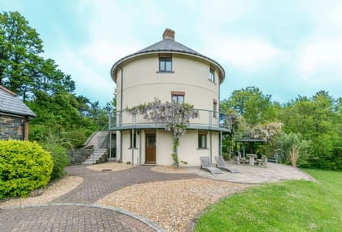 Welcome to The Little Roundhouse, a unique bolthole, perfect for six guests