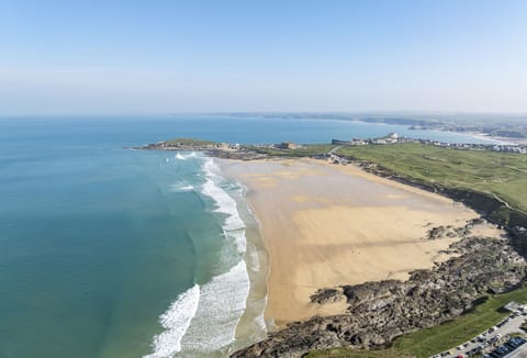 1 Golden Bay, Newquay: Positioned above the iconic Fistral Beach in Newquay