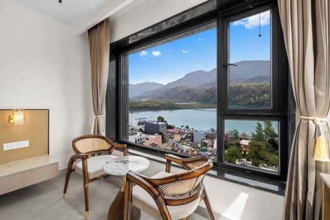 Premium Room, Lake View | Interior