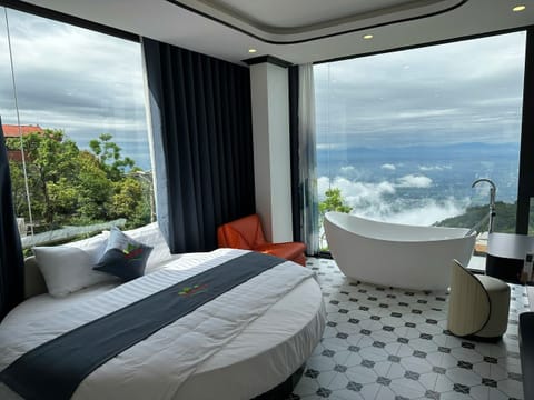 Deluxe Studio Suite | Desk, laptop workspace, iron/ironing board, free WiFi