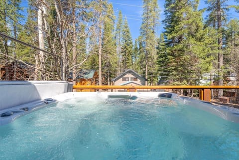 House, 4 Bedrooms | Outdoor spa tub