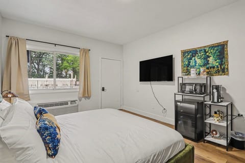 Double Room, Pool View | WiFi (free), bed sheets