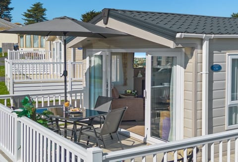 Coastpath Cabin, Landscove: A charming and dog-friendly coastal caravan