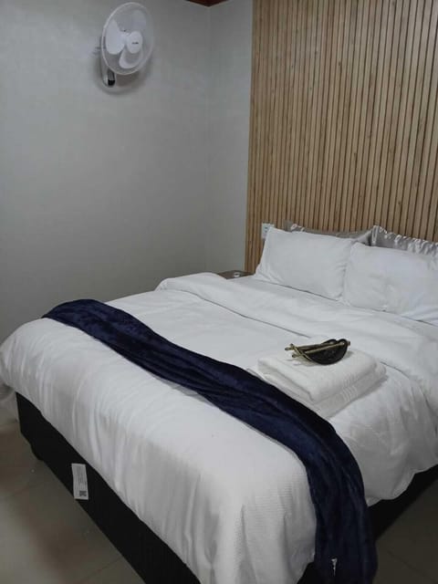 Classic Double Room, Park View, Corner | Desk, free WiFi