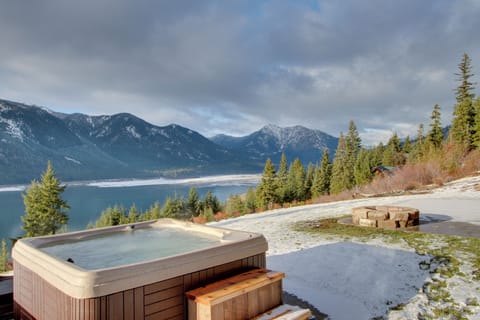 Ronald Vacation Rental | 5BR | 4BA | 3,700 Sq Ft