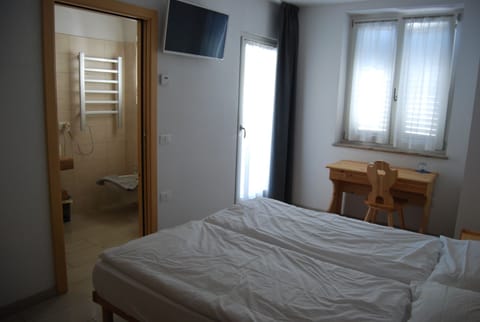 Double Room | Desk, free WiFi