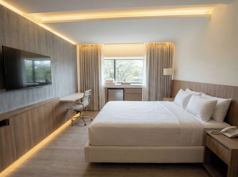 Deluxe Room | Desk, laptop workspace, WiFi (free), bed sheets