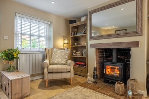 Charnwood Cottage, Burnham Market: Cosy sitting room