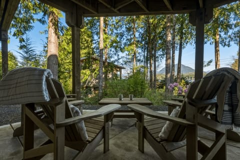 Covered deck with seating for 4