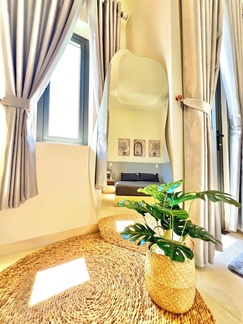 Standard Room, 1 Queen Bed, Balcony, Partial Ocean View | Interior