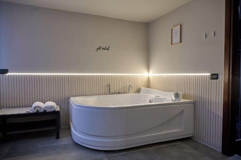 Luxury Studio Suite, Patio, Hill View | Spa