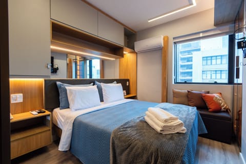 Luxury Studio Suite | In-room safe, blackout drapes, iron/ironing board, free WiFi