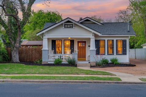 Nestled in the heart of Fredericksburg, Cabernet House welcomes you with timeless curb appeal, spacious accommodations, and an unbeatable location just a short stroll from Main Street.