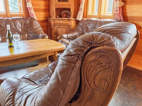 Wood, Furniture, Brown, Hardwood, Wood Stain, Wood Flooring, Living Room, Leather, Varnish
