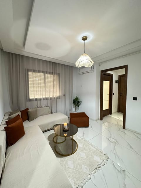 Apartment, 1 Bedroom, Accessible, Smoking | Living room