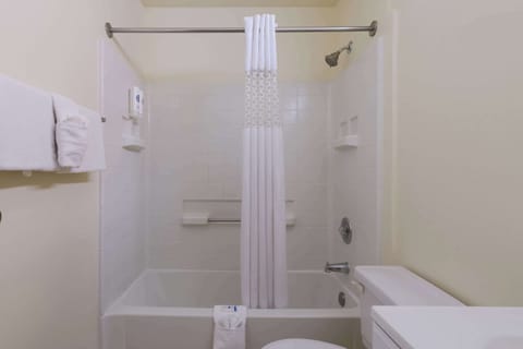 Room, 1 Queen Bed, Accessible, Non Smoking | Bathroom | Hair dryer, towels, soap, shampoo