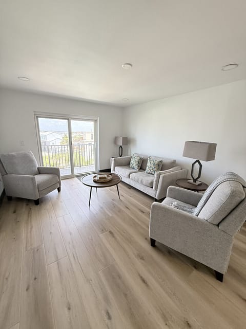 Fully updated modern condo with amazing canal/back bay views!