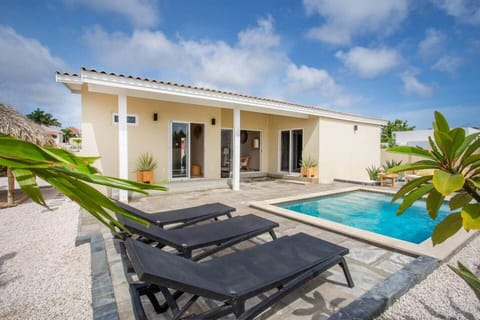 De Vos Apartments Villa Damasco |Zwembad| in Jan Thiel