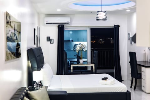 Hypo-allergenic bedding, pillowtop beds, in-room safe, desk