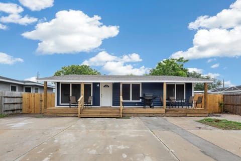 Welcome to your spacious Corpus Christi getaway! This vibrant home features a large front deck and parking for up to 6 vehicles.