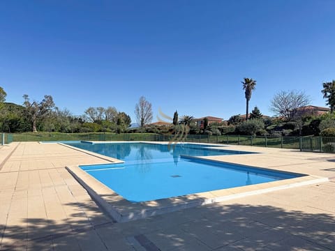 Grande piscine extérieure ensoleillée – idéale pour se détendre sous le soleil de la Côte d’Azur