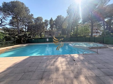 Piscine de la résidence idéale pour se détendre sous le soleil du Sud