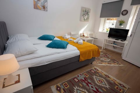 Classic Studio, 1 Queen Bed, Patio, Courtyard View | Soundproofing, iron/ironing board, free WiFi