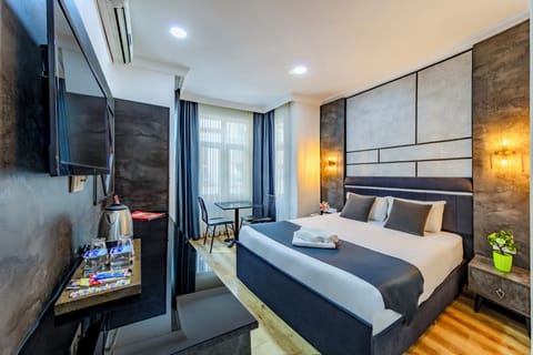 Deluxe Double Tek Kisilik Oda | In-room safe, desk, blackout drapes, soundproofing