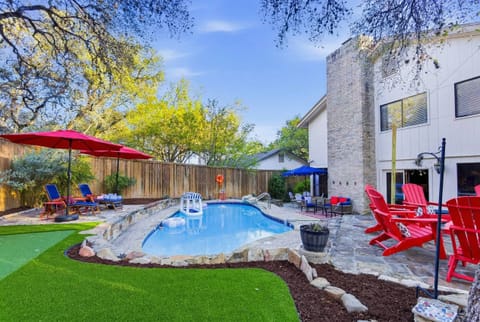 Enjoy with Confidence – The fenced pool provides a secure space for families and guests to unwind worry-free.
