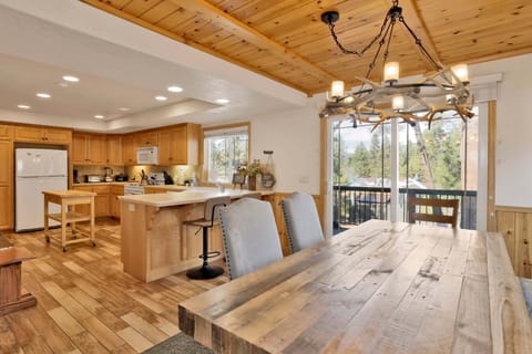 Cabin, Multiple Beds, Mountain View (2620) | 6 bedrooms, individually decorated, individually furnished, bed sheets