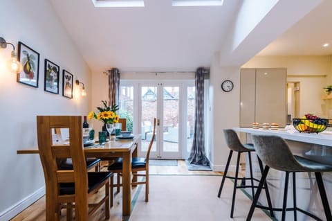 House | 2 bedrooms, desk