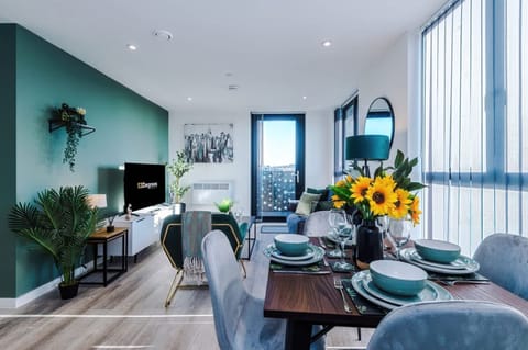 House | 2 bedrooms, desk