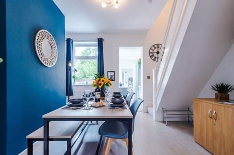 House | 3 bedrooms, desk