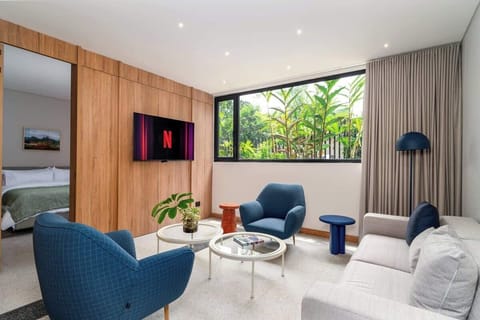 Living room with garden view, air conditioning and 55" TV