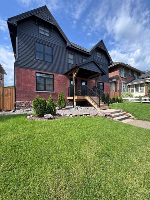 Huron Executive Exterior- Wellington St. E