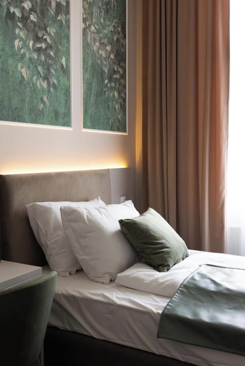 Cosy Single | In-room safe, desk, laptop workspace, blackout drapes