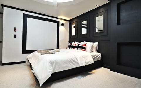 Twin Room | Down comforters, desk, free WiFi, bed sheets