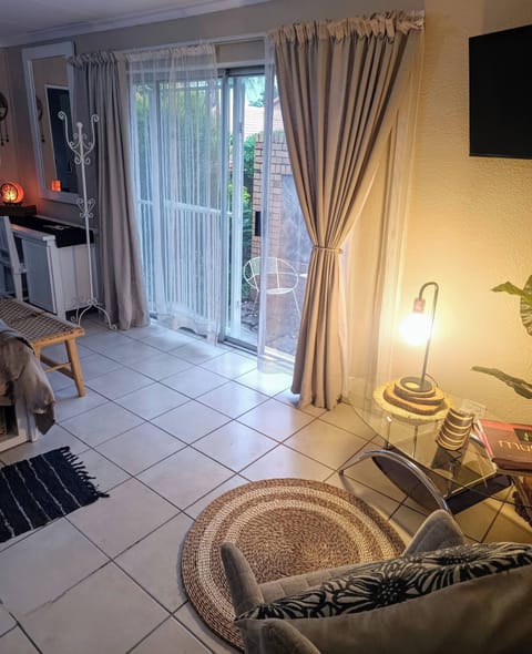 Studio, 1 Bedroom, Smoking, Patio | Living room | Books