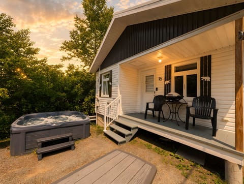 Profitez de la terrasse, du spa privé et du BBQ en toute saison.