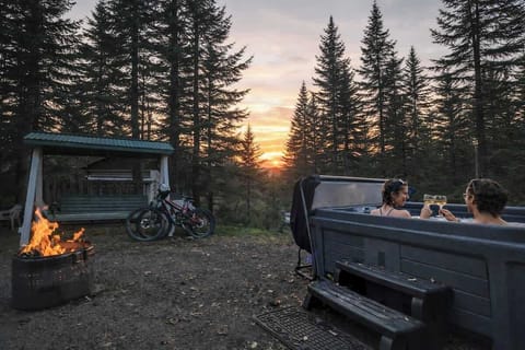 D'une journée sur les sentiers à une soirée dans le spa. Vivez l'équilibre parfait entre aventure et détente dans notre refuge de montagne.