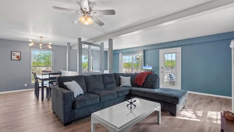 House, Multiple Beds, Hot Tub (Wake & Walk Retreat) | Living area