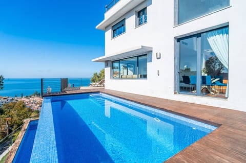 Holiday villa with pool and sea views