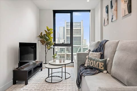 BNBIFY Melbourne CBD Apartment – Bright Living Area with City Views