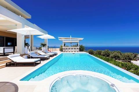 Seasonal outdoor pool, free cabanas, pool umbrellas