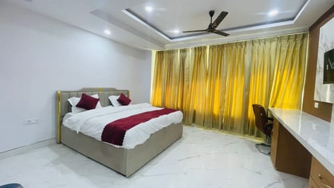 Classic Suite | Laptop workspace, free WiFi, bed sheets