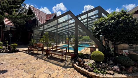 Indoor pool, sun loungers