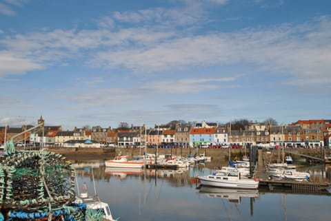 Harbourside Apartment is prominently positioned on Anstruther Shore