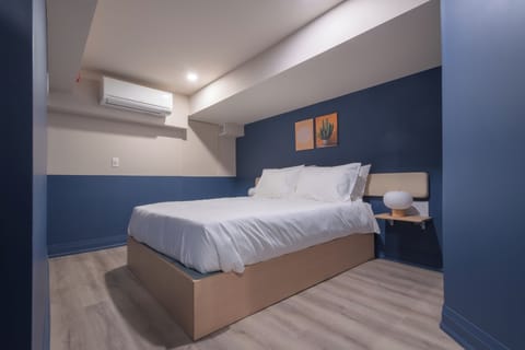 Suite | In-room safe, desk, laptop workspace, blackout drapes